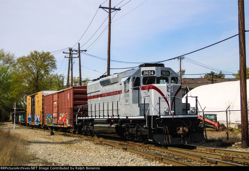 NYSW Heritage SD40-2 3024 shoves road train SU 99 west out of the yard at Cross Street